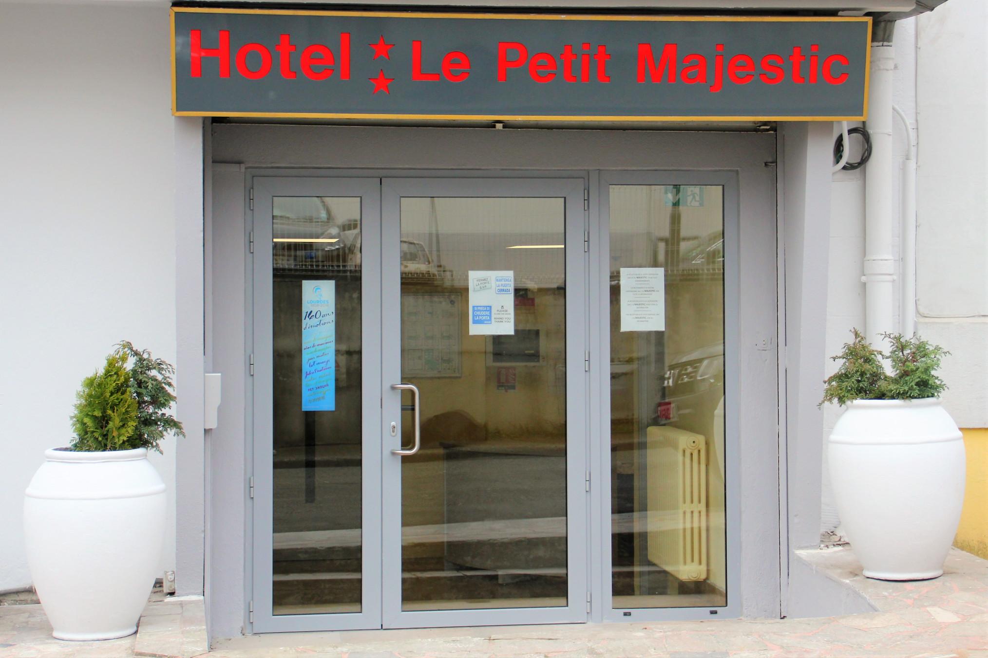 Le Petit Majestic Hotel Lourdes Bagian luar foto